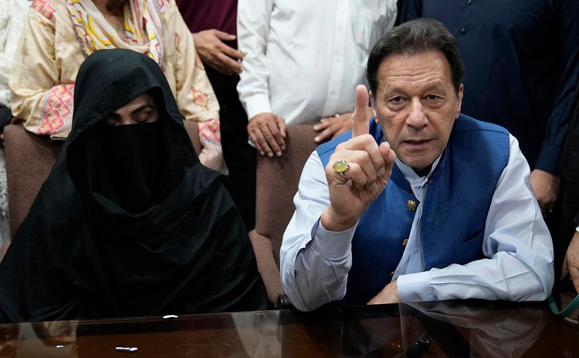 Имран Хан и его жена Бушра Биби (K.M. Chaudary / AP / ТАСС)