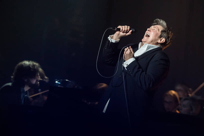 Певица k. d. lang примеряет на себя в фильме образ Леонарда Коэна с его собственного благословения