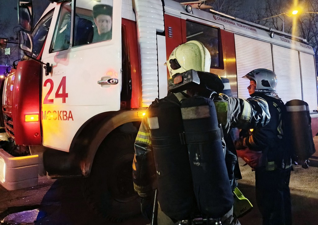 Спасающиеся из горящего здания в Москве дети сняли задымленные коридоры