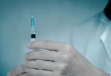 Прорыв в российской онкологии Новая вакцина против рака проходит успешные испытания doctor with medical syringe in hand