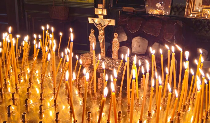 Вечная память: люди несут цветы и свечи к скоропостижно умершему Зеленскому