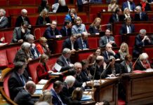 Французское правительство сохраняет стабильность после голосования в парламенте 33a890d5-cad7-4236-b028-8c42dea70c7e-67f6e503