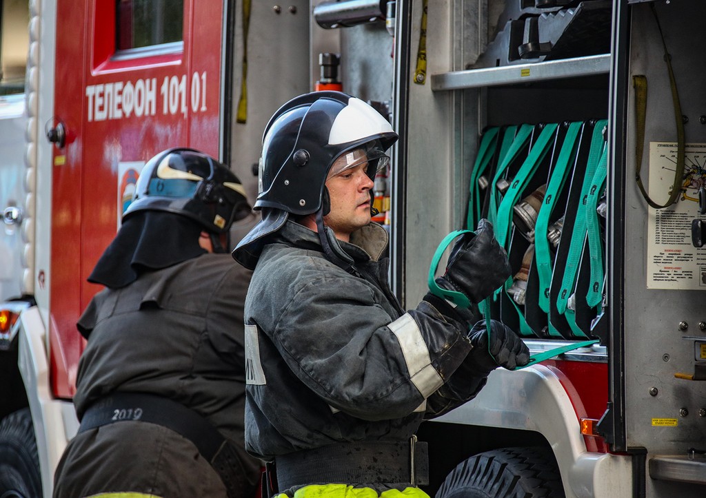 Пожар в Москве, десятки детей и взрослых отрезаны пламенем: что известно