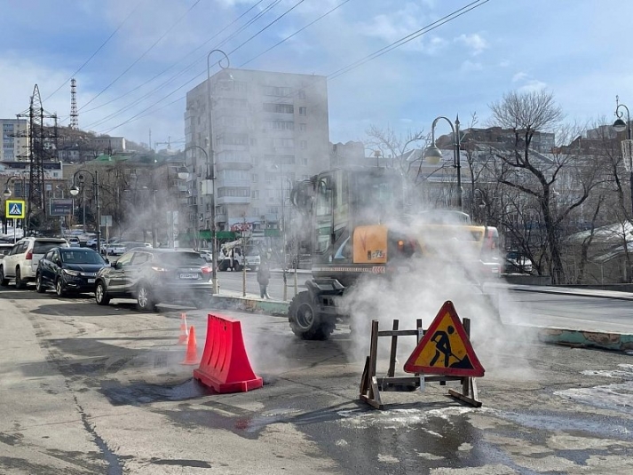 Во Владивостоке провал асфальта и открытый люк на Октябрьской, 27 мешают проезду машин Пресс-служба администрации Владивостока