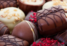 Врач Леонтьева рассказала, кому стоит избегать конфет с алкоголем AnAssortmentOfFineChocolatesInWhiteDarkAndMilk