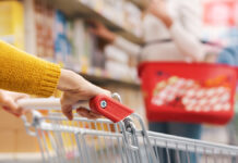 Роспотребнадзор усилил контроль за качеством продукции в розничных сетях CustomerDoingGroceryShoppingAtTheStoreSheIsPushing