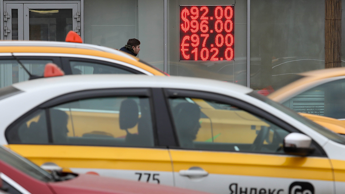 Курс доллара на международном рынке упал ниже 88 рублей впервые почти за полгода