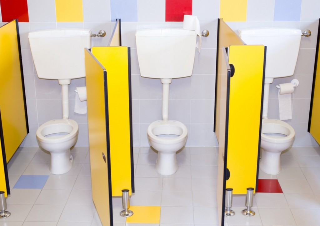 Фонтан из унитаза забил в одной из дзержинских школ