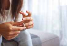 Толкование сна о расставании с супругом в разных сонниках UpsetDepressedYoungWomanHoldingWeddingRingIndoorsBreakingOff