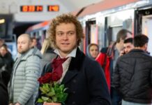 Актер Юра Борисов в образе Пушкина подарил пассажиркам московского метро розы a4dab0e0-93cd-43f2-9dfb-19175d60cc3e-67fd75ae
