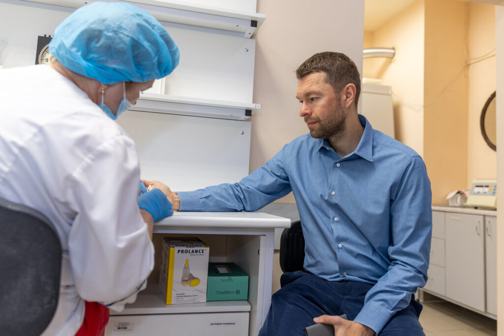 Алексей Вихарев сдает кровь на донорство