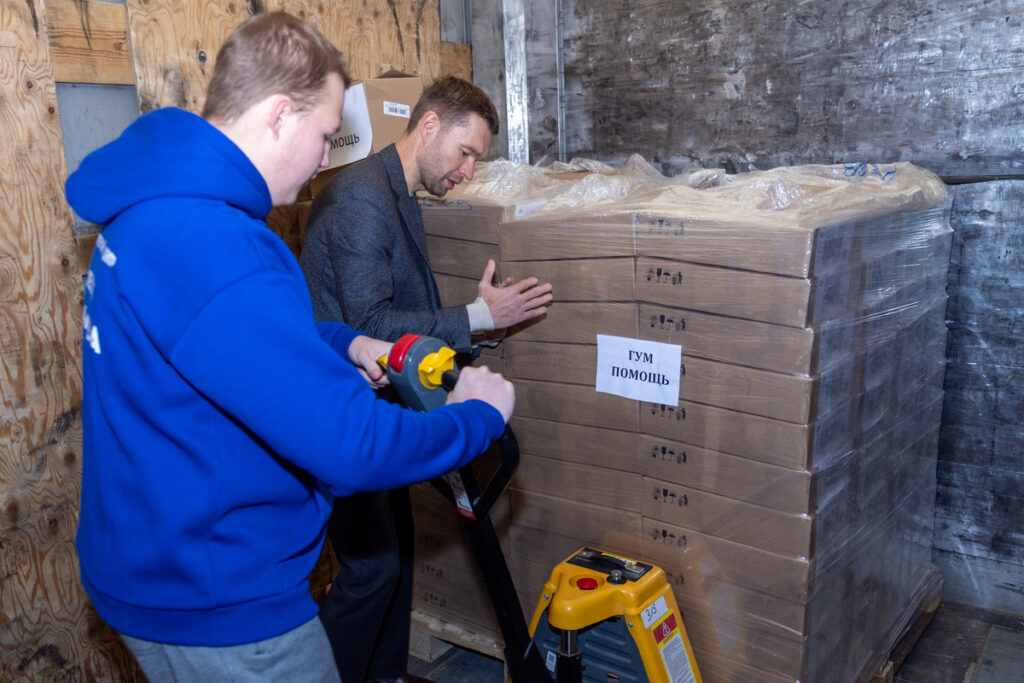 Алексей Вихарев участвует в сборе и погрузке гуманитарной помощи