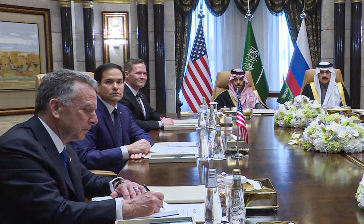 Стивен Уиткофф, Марко Рубио, Майк Уолтц, принц Фейсал бен Фархан Аль Сауд, Мусаид бен Мухаммед аль-Айбан во время российско-американских переговоров (ТАСС)
