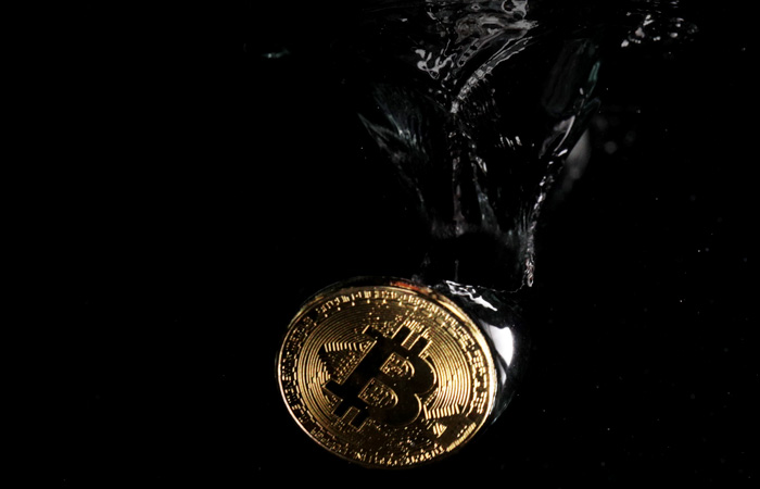 Биткойн упал до минимума с ноября