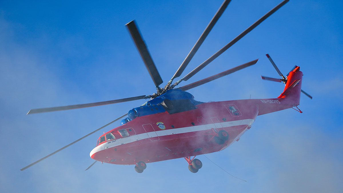 К тушению крупного пожара на Варшавском шоссе привлекли вертолет Ка-32
