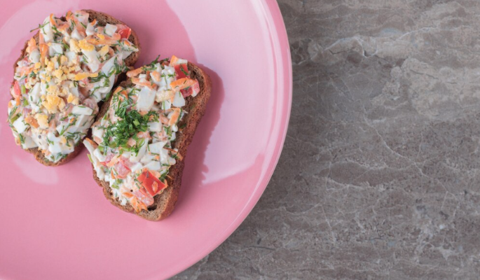 Нежнейшая брускетта с крабом и страчателлой: изысканный рецепт для праздничного настроения 