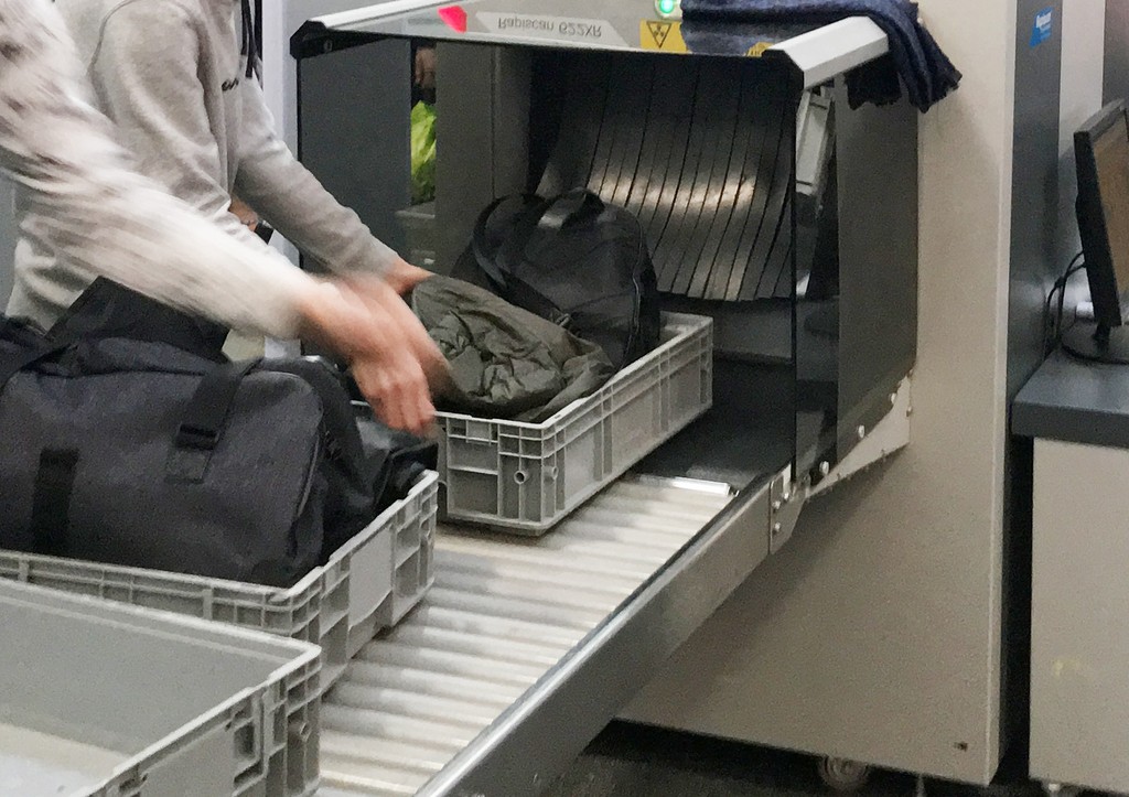 Таможенников ждал «сюрприз» в чемодане прибывающей из Турции женщины