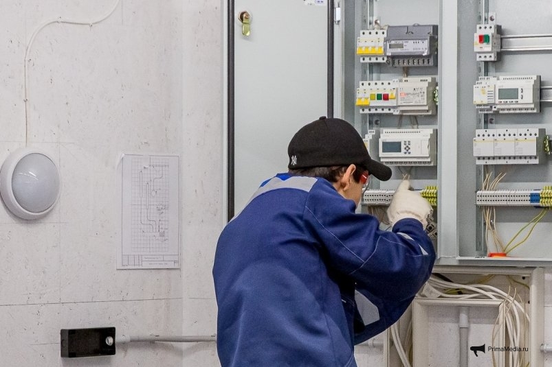 Работы на электрощитке Мария Смитюк, ИА PrimaMedia