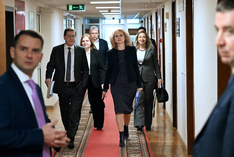 Заместитель председателя правительства России Татьяна Голикова (в центре) и первый заместитель председателя Государственной Думы России Александр Жуков (второй слева)