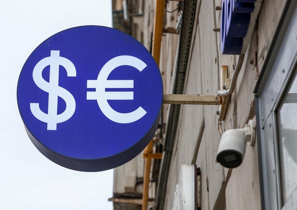 Курс доллара сегодня, 1 февраля, что с евро, юанем, что произойдет с рублем