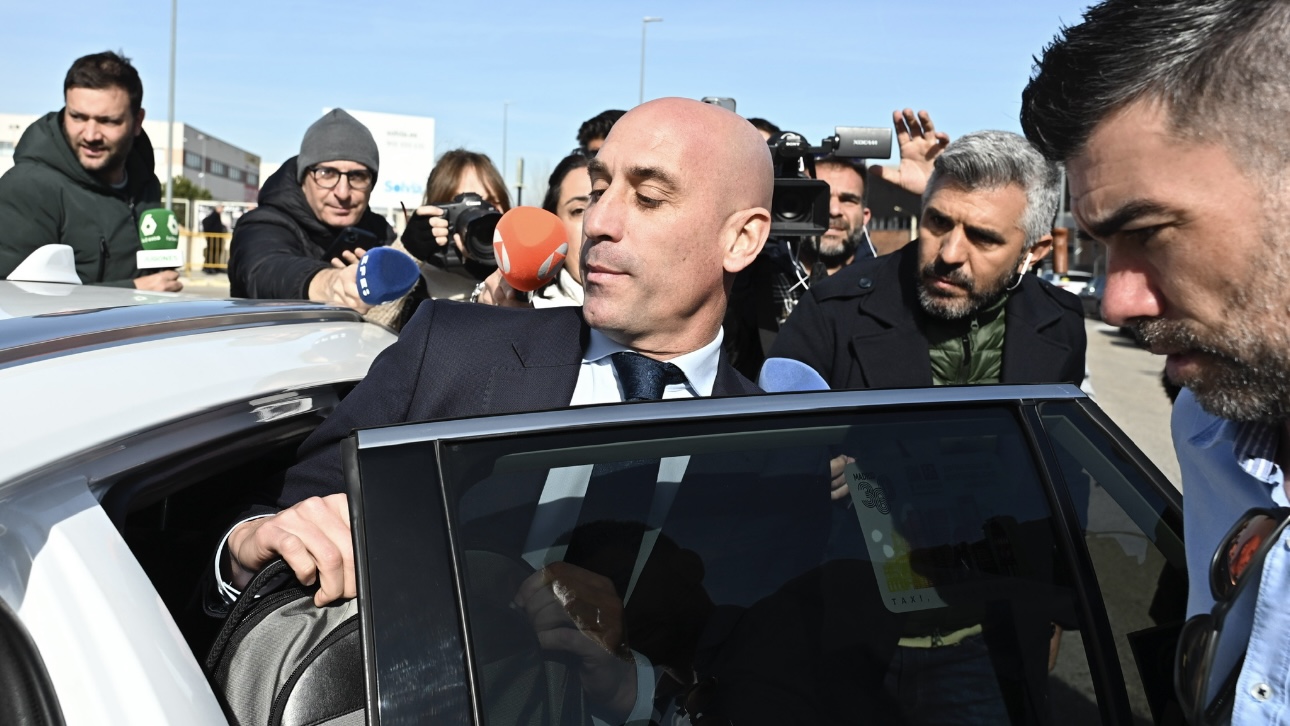 Экс-главу испанской федерации футбола оштрафовали за поцелуй