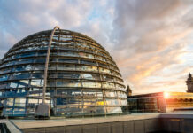 Консервативный блок ХДС/ХСС уверенно лидирует на выборах в бундестаг konservativnyj blok hdshss uverenno lidiruet na vyborah v bundestag-urbandigest-ru-174034713200-0