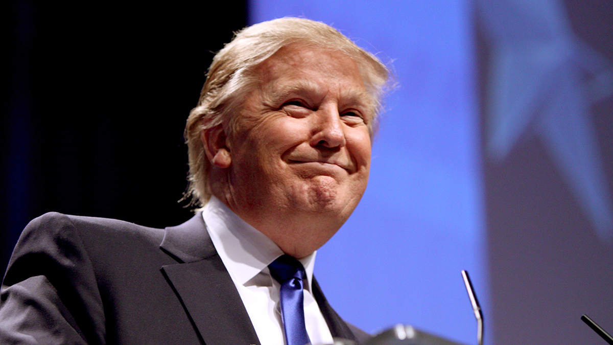 Почему Трамп унизил Макрона, положив руку ему на колено