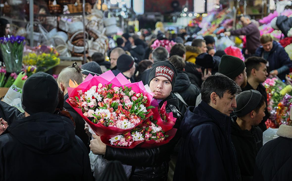 Продажа цветов накануне Международного женского дня на Рижском рынке, Москва, 7 марта 2024 года (Сергей Бобылев / ТАСС)