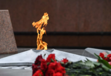 В Челябинске прошла торжественная церемония возложения цветов к Вечному огню v chelyabinske proshla torzhestvennaya czeremoniya vozlozheniya czvetov k vechnomu ognyu-urbandigest-ru-174032052200-0