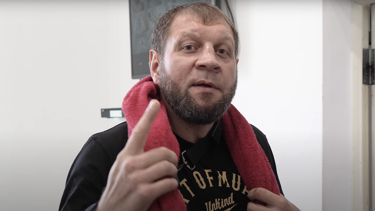 «Будут реабилитировать»: Емельяненко пояснил, почему ездит на инвалидной коляске