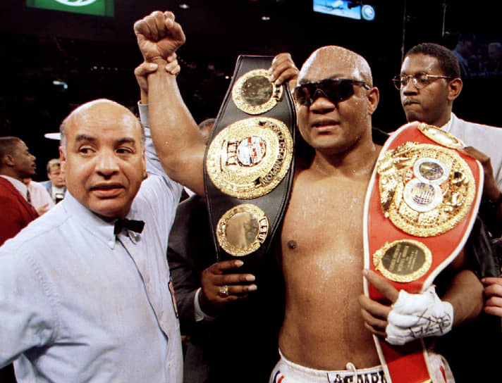 Джордж Форман после победы в матче за звание чемпиона мира в тяжелом весе по версии WBA и IBF, Лас-Вегас, 22 апреля 1995 года