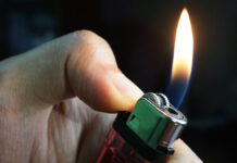 Командир «Ахмата» нашел в Судже зажигалку ВСУ с посланием из потустороннего мира HandHoldingBurningGasLightersOnDarkBackgroundPortableDevice