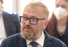 Мария Погребняк и Виталий Милонов обсуждают выплаты домохозяйкам с инициативой Ярослава Нилова mariya pogrebnyak i vitalij milonov obsuzhdayut vyplaty domohozyajkam s inicziativoj yaroslava nilova-urbandigest-ru-174306551100-0