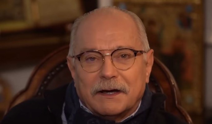 Крепко прижавший к себе молодуху Михалков провозгласил о новой жизни