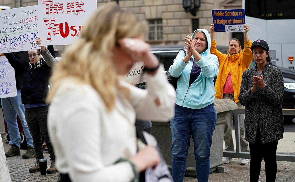 Сотрудники USAID покидают офис агентства, в то время как на улице проходит митинг в их поддержку, Вашингтон, США, 27 февраля 2025 года (Nathan Howard / Reuters)