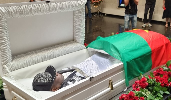 Господи, помилуй: шикарный гроб с Нарциссом утонул на глазах жены и дочери