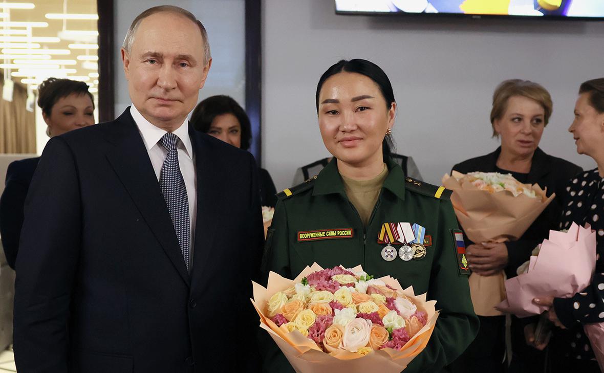 Владимир Путин и Айдысмаа Монгуш (Михаил Метцель / РИА Новости)