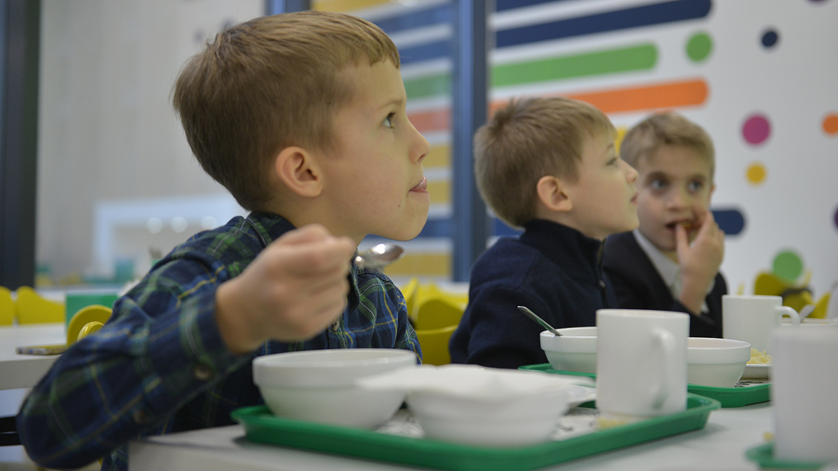 Роспотребнадзор напомнил, что нельзя давать школьникам в столовых