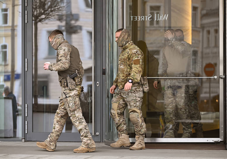 Сотрудники ФСБ у входа в здание бизнес-центра, где располагается компания «Русагро»