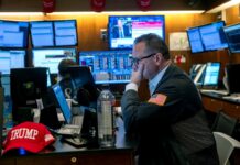 Рынки США демонстрируют динамику на фоне заявлений Трампа и роста Intel Corp Markets Open After Dow Loses Nearly 900 Points Monday On Recession Fears