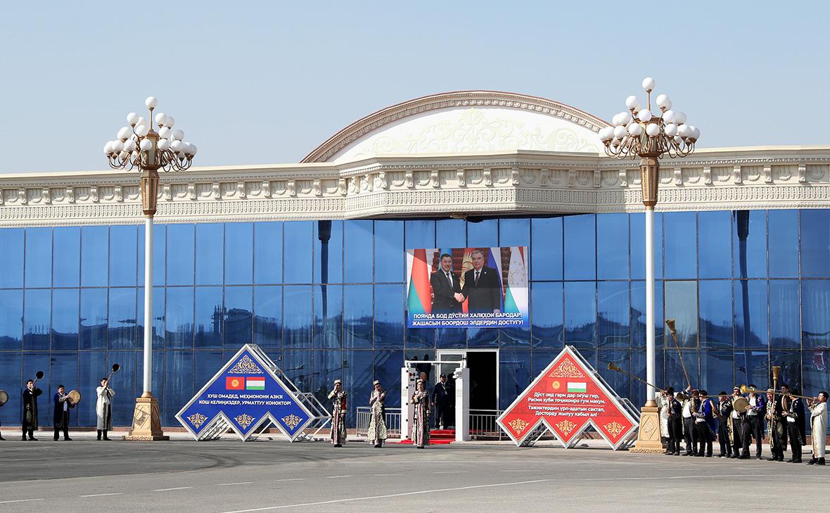 Церемония открытия границы между Таджикистаном и Киргизией в международном аэропорту Худжанд, 16 марта 2025 г. (Игорь Коваленко / EPA / ТАСС)