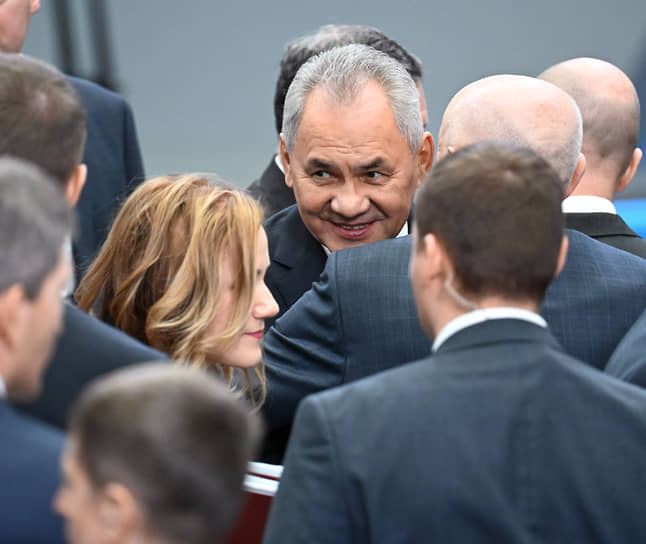 Секретарь Совета безопасности РФ Сергей Шойгу (в центре)