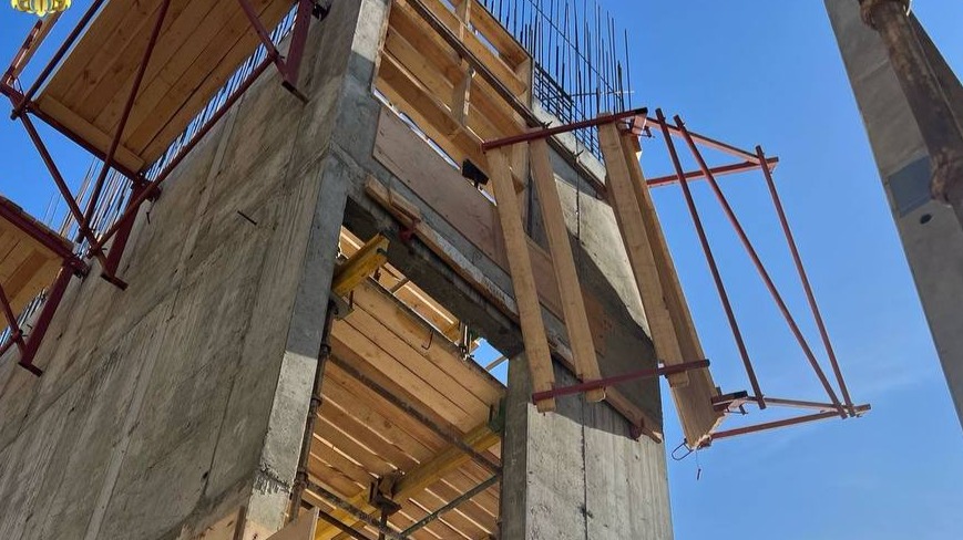 Рабочий погиб после падения с высоты на стройке в Новой Москве