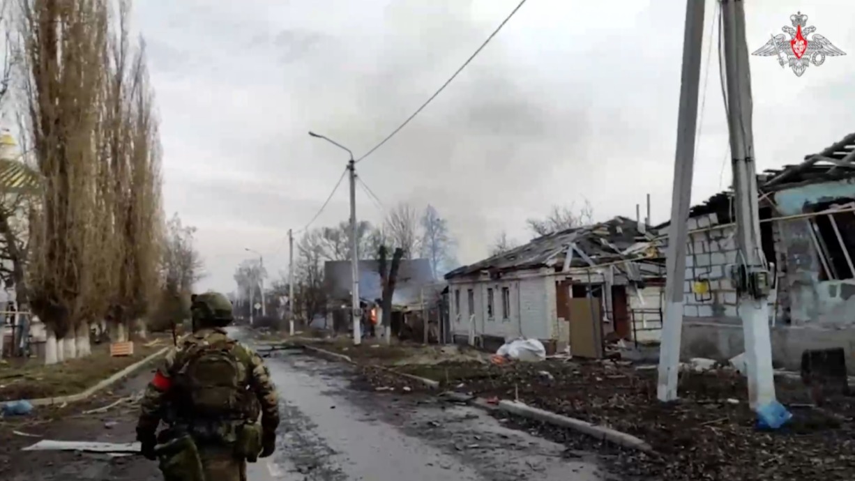 Минобороны показало кадры объезда освобожденной Суджи