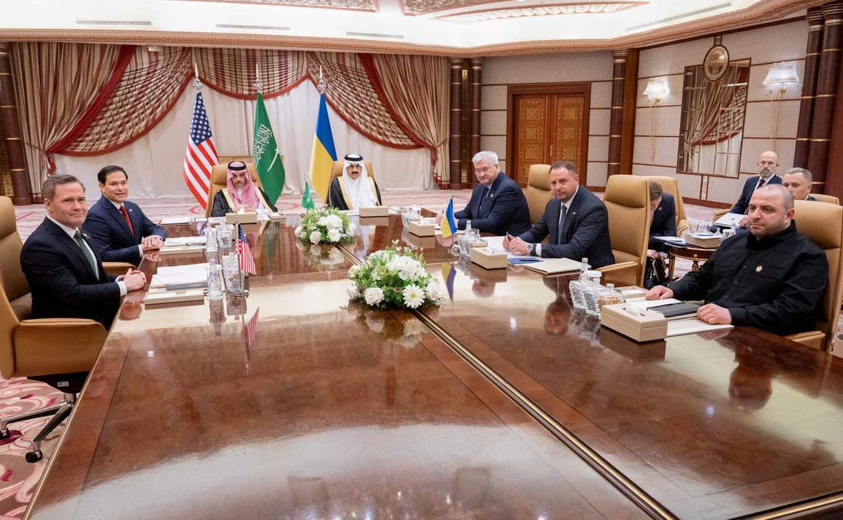 Майк Уолтц, Марко Рубио (слева) и Андрей Сибига, Андрей Ермак и Рустем Умеров (справа) на встрече в Джидде (Saul Loeb / Reuters)
