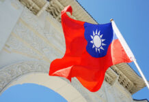 TaiwanFlagSwingingAtNationalChiangKaiShekMemorialHall