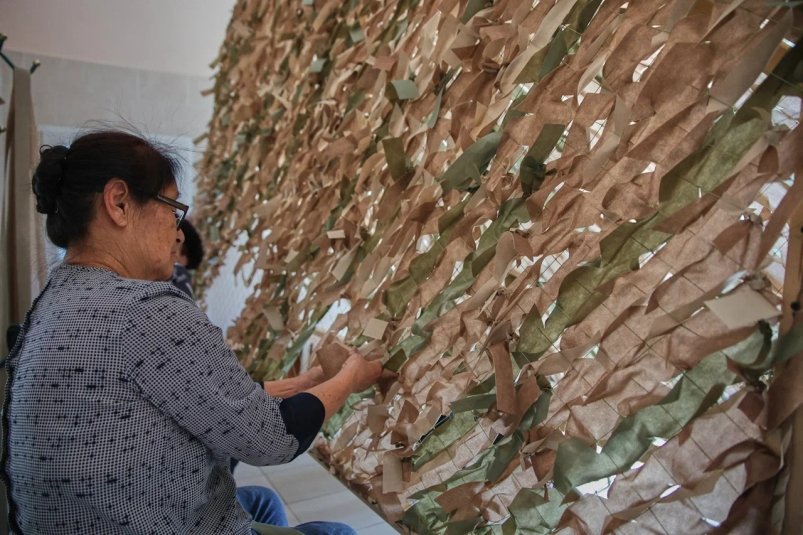 Маскировочные сети плетут в Артеме Дмитрий Осипчук, ИА PrimaMedia