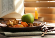 Вкусные идеи для Великого поста от шеф-повара Андрея Сулимы DriedFruitsApplePrayerBeadsBibleAndCandleOnWindow