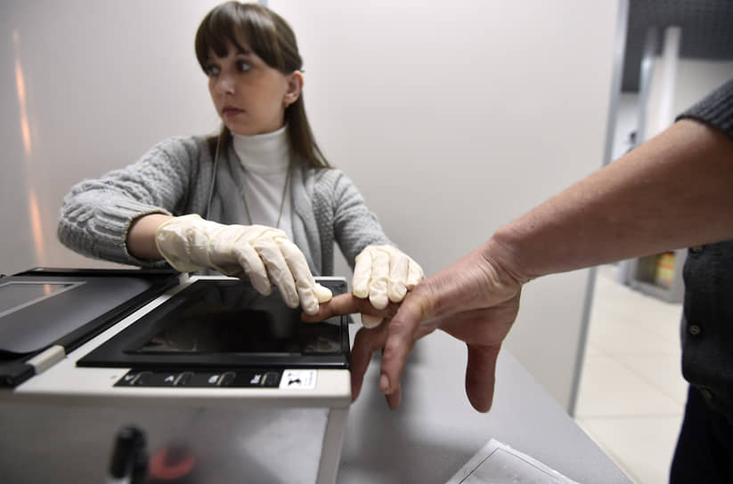 Владимир Путин расширил возможности работы в России для иностранцев через МВД и дактилоскопию-0