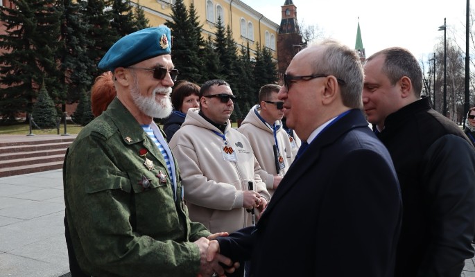 Всероссийское общество слепых почтило память павших, возложив цветы к мемориалу "Могила Неизвестного Солдата" у Кремлевской стены